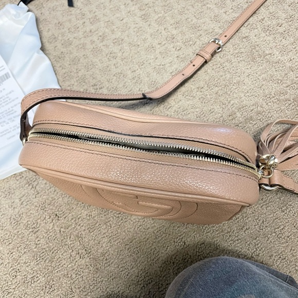 Gucci Pebbled Calfskin Small Soho Disco Bag Camelia. - Picture 10 of 10